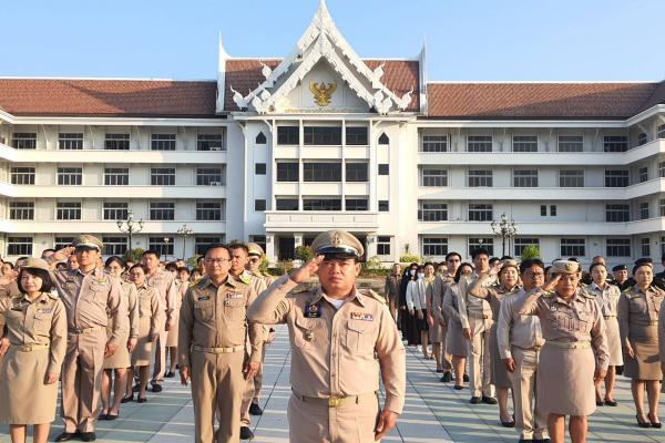 กิจกรรมเคารพธงชาติและร่วมร้องเพลงชาติไทยพร้อมกัน ที่ บริเวณลานหน้าเสาธง ศาลากลางจังหวัดลำพูน 