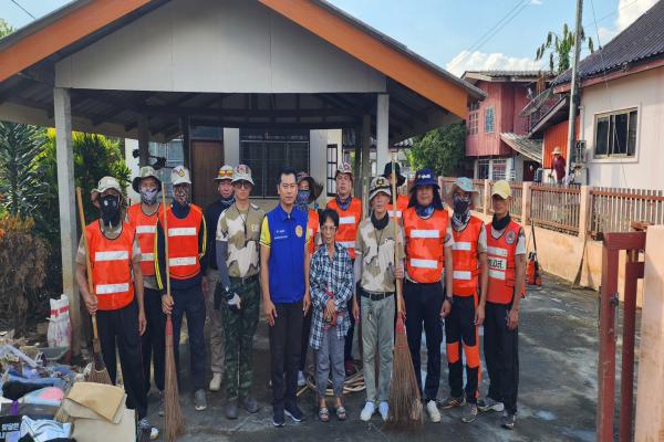 สมาชิก อส. ร้อย บก.บร. บก.อส.จ.ลพ. ออกให้ความช่วยเหลือฟื้นฟู พื้นที่ประสบอุทกภัย 