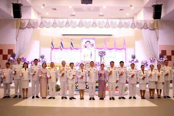 พิธีถวายเครื่องราชสักการะ และวางพานพุ่ม และพิธีจุดเทียนถวายพระพรชัยมงคลแด่ สมเด็จพระนางเจ้าฯ พระบรมราชินี
